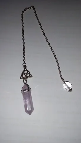 Péndulo de cuarzo rosa con trisquel